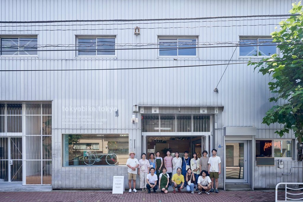 トーキョーバイクの旗艦店は、座って楽しめるスペースを顧客に提供することを目的に、とらふ建築設計事務所によって設計された。 (トーキョーバイク)