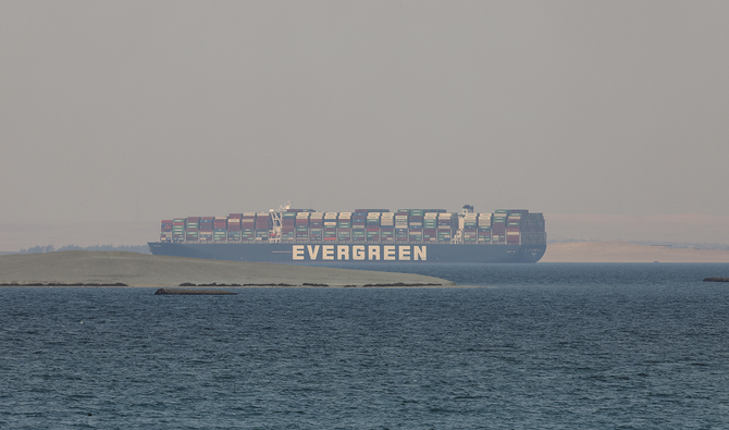 パナマ船籍の貨物船「エバー・ギブン」が、エジプトのグレートビター湖に停泊している画像。（AP）