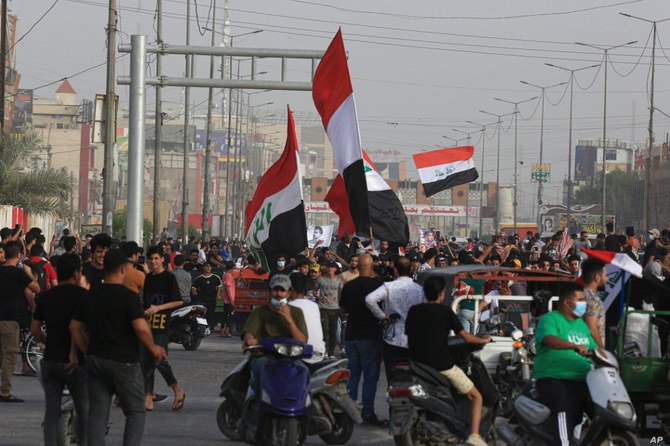 2021年5月25日、イラクのバスラで、州議会の建物の外で停電に抗議するために集まるイラク人。（AP 資料写真）
