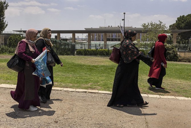2021年7月5日(月)、イスラエルに住むアラブ人女性が抗議行動をするために集まっている。この後イスラエル国会で、イスラエルに住むアラブ系市民が市民権、さらには居住権を、占領されているヨルダン川西岸やガザ出身の配偶者に拡大することを禁止する法令の更新について採決が行われる。(AP)