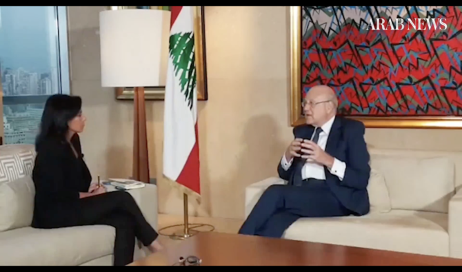 2021年7月26日、首都ベイルートの東にあるバーブダの大統領官邸で大統領と会談した後、レバノンで2度首相を務めたナジブ・ミカティ氏が記者会見を行っている様子を示す、レバノンのフォトエージェンシーDALATI AND NOHRAが提供した配布写真。（AFP）