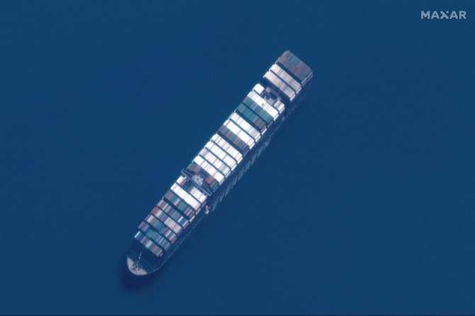 2021年4月12日、スエズ運河のグレートビター湖に停泊する大型コンテナ船「エバー・ギブン」号のクローズアップ画像。マクサー・テクノロジーズが公開した衛星画像。 (ファイル/AFP)