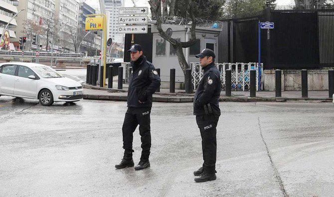 アンカラで護衛に立つトルコの警察官。(AP資料写真)