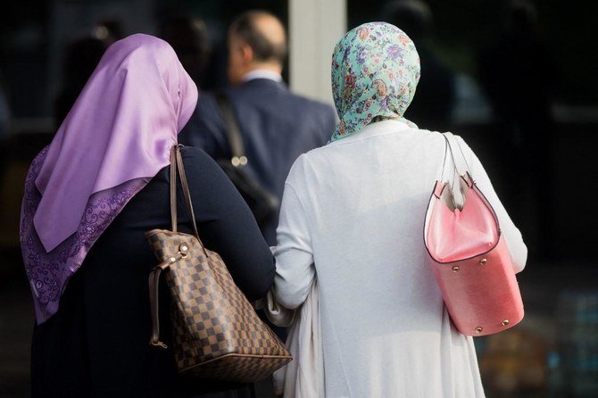 頭部と肩を覆う伝統的なスカーフ、ヒジャブの問題はヨーロッパでは長年にわたって争いの種になっており、イスラム教徒融合政策に対する鋭い意見対立を如実に示している。（AFP）
