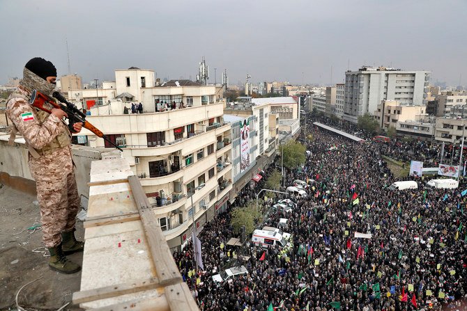 2019年11月25日、イラン・テヘランで開催された当局主催の親政府集会の警護に立つイラン兵士。(AP)