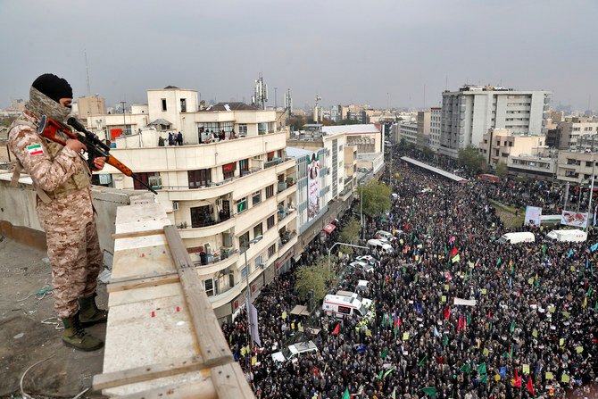 2019年11月25日、イラン・テヘランで開催された当局主催の親政府集会の警護に立つイラン兵士。（AP）