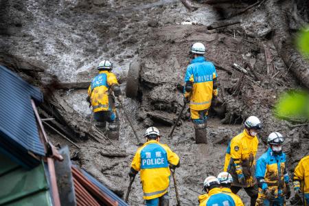 2021年7月4日、静岡県熱海で発生した豪雨の後、土砂崩れの現場で行方不明者を捜索する警察。(AFP)