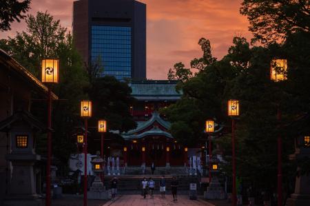 2021年7月11日に東京で大雨が降った後、夕方に富岡八幡神社を歩く人々。(AFP)