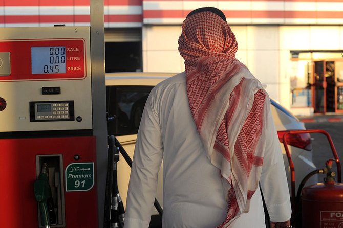 紅海に面したサウジアラビアのジェッダの街で、ガソリンスタンドのポンプの前を通り過ぎる男性。(資料画像/AFP、ゲッティイメージズ)