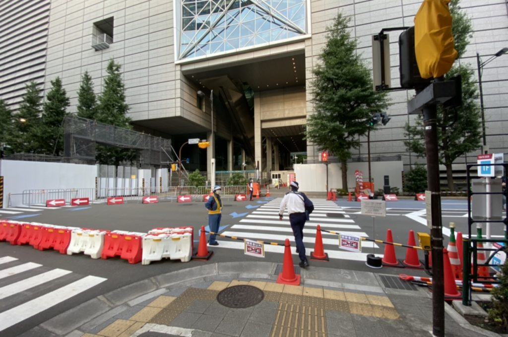 五輪関係車両のための専用レーンが作られたが、それはつまり一般用の車線が減ったことを意味する。 (ANJP photos ) 