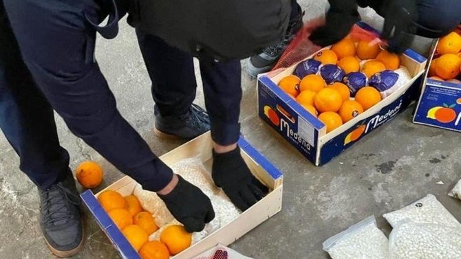 サウジ当局が、数百万個のカプタゴン錠剤をオレンジの箱に隠して密輸しようとする企てを阻止する。（提供：税関当局）