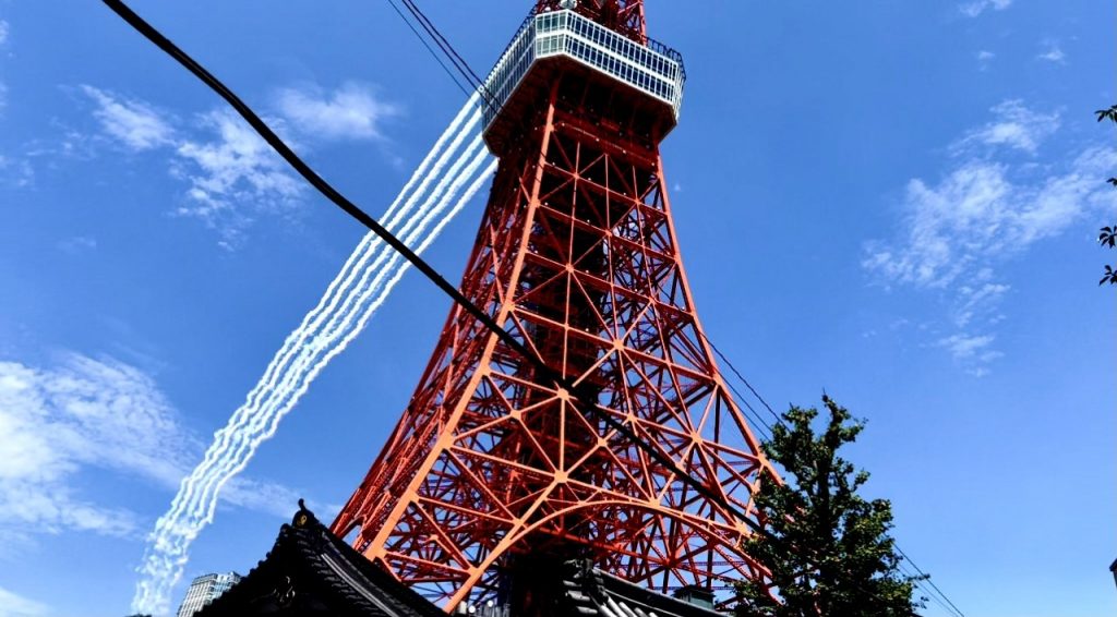 ブルーインパルスは1964年の前回東京五輪でも、開会式で当時の国立競技場上空にマークを描いた。8月24日のパラリンピック開会式当日も、同様の飛行を計画している。(ANJP/Zanobia Azhari)