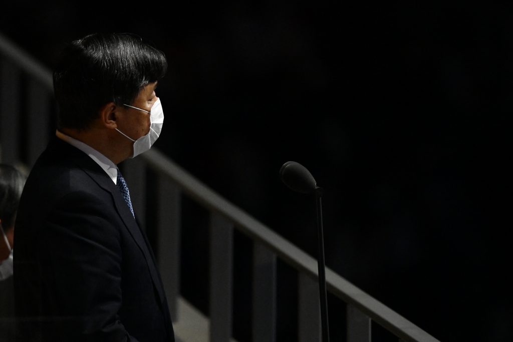 「戦後の長きにわたる平和な歳月に思いを致しつつ、過去を顧み、深い反省の上に立って、再び戦争の惨禍が繰り返されぬことを切に願う」と、徳仁天皇は戦没者追悼式で述べた。(AFP)