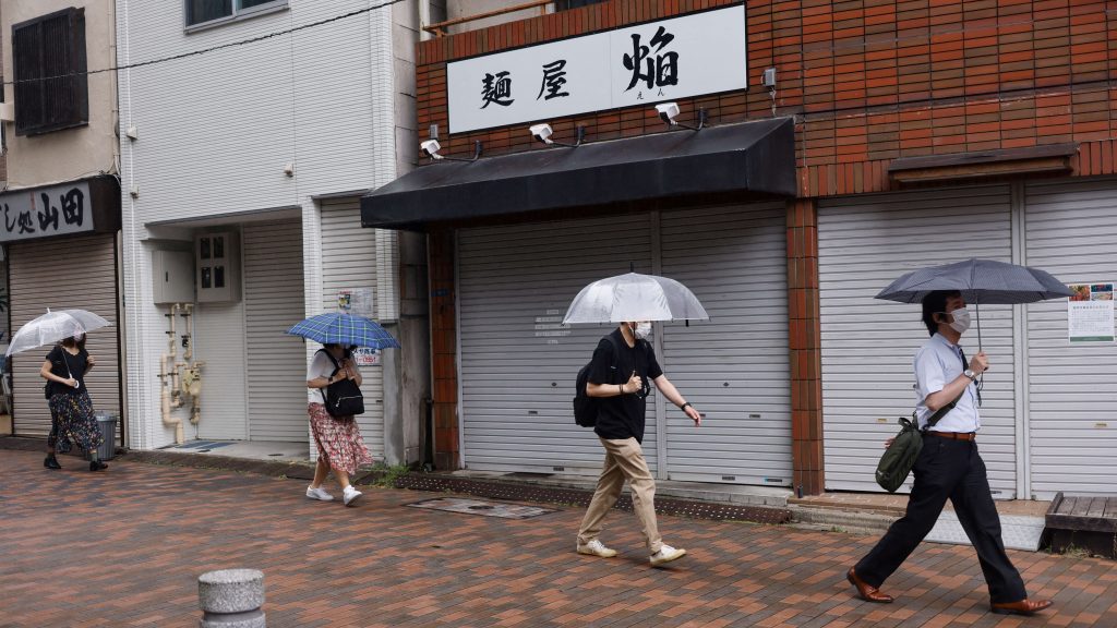 関東では風雨が強まり、千葉県勝浦市では８日午前９時半までの１時間に５１．５ミリの非常に激しい雨が降った。(AFP)