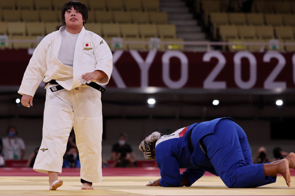 日本柔道チームの選手14人は、武道館で行われた8日間の大会期間中、自国発祥の武道でオリンピック史上最高の戦績を残した。全15個のメダルのうち、日本チームだけで、最高記録の金メダル9個を含む合計12個のメダルを獲得した。（AFP）