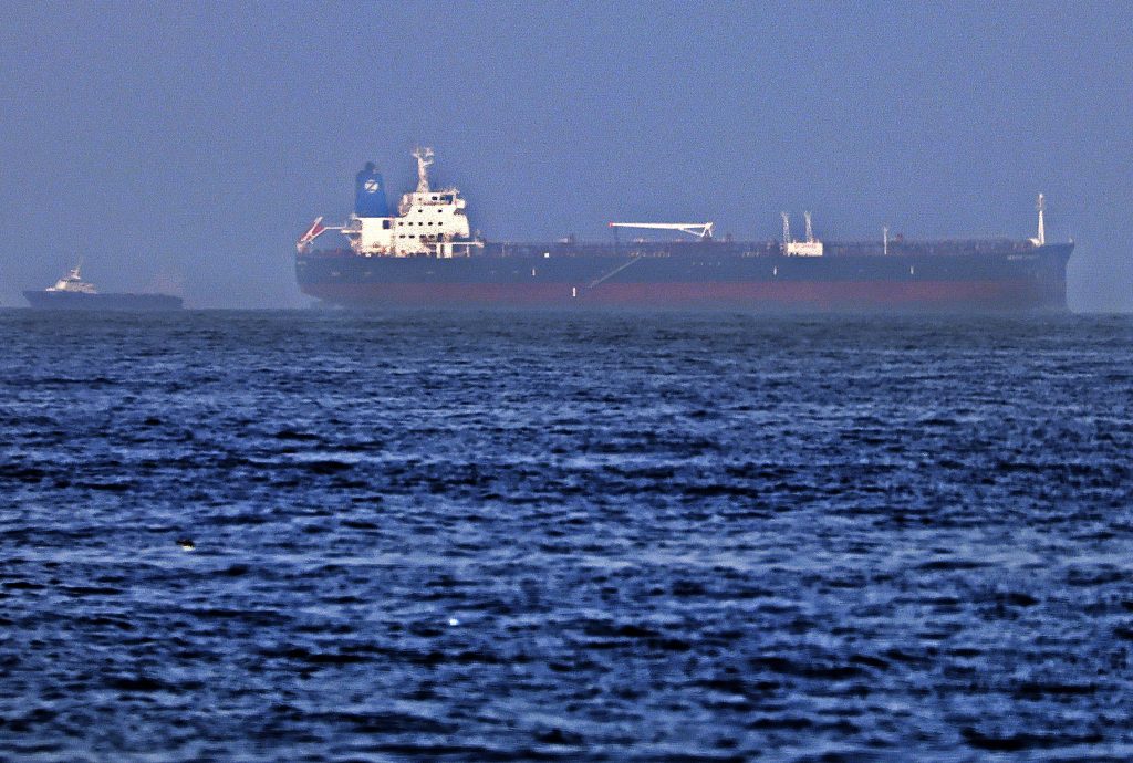 2021年8月3日、UAEのフジャイラ港沖で、イスラエルに関連するタンカー「MTマーサー・ストリート」の横にタグボートが係留されている。（AFP通信）