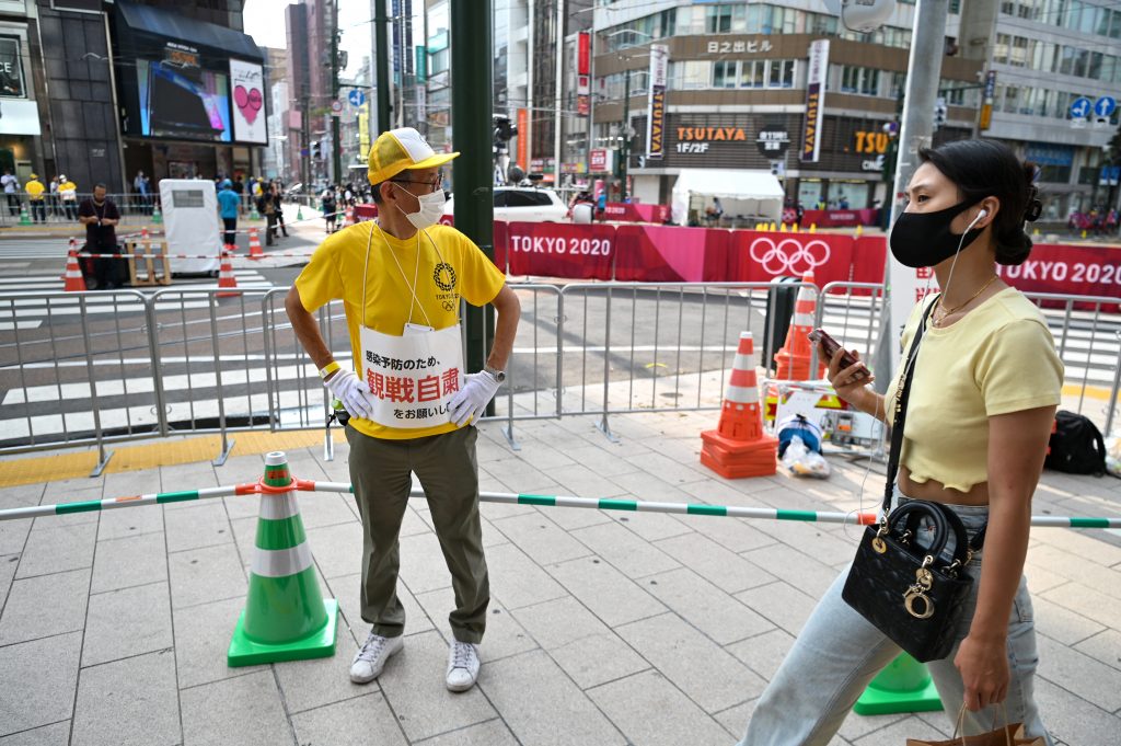 内訳は、東京・晴海の選手村滞在者を含む大会関係者６人、業務委託スタッフ１３人、ボランティア６人、組織委職員２人、報道関係者１人。(AFP)