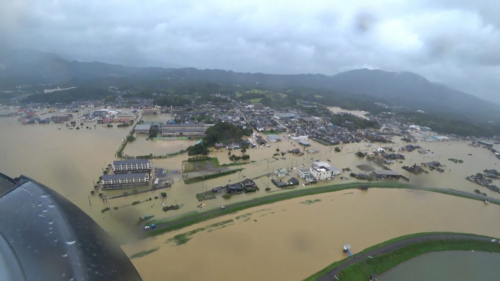 日本の広い地域、特に日本列島の最南端の九州は記録的な大雨に見舞われ、河川の氾濫や土砂崩れが発生している。(AFP)