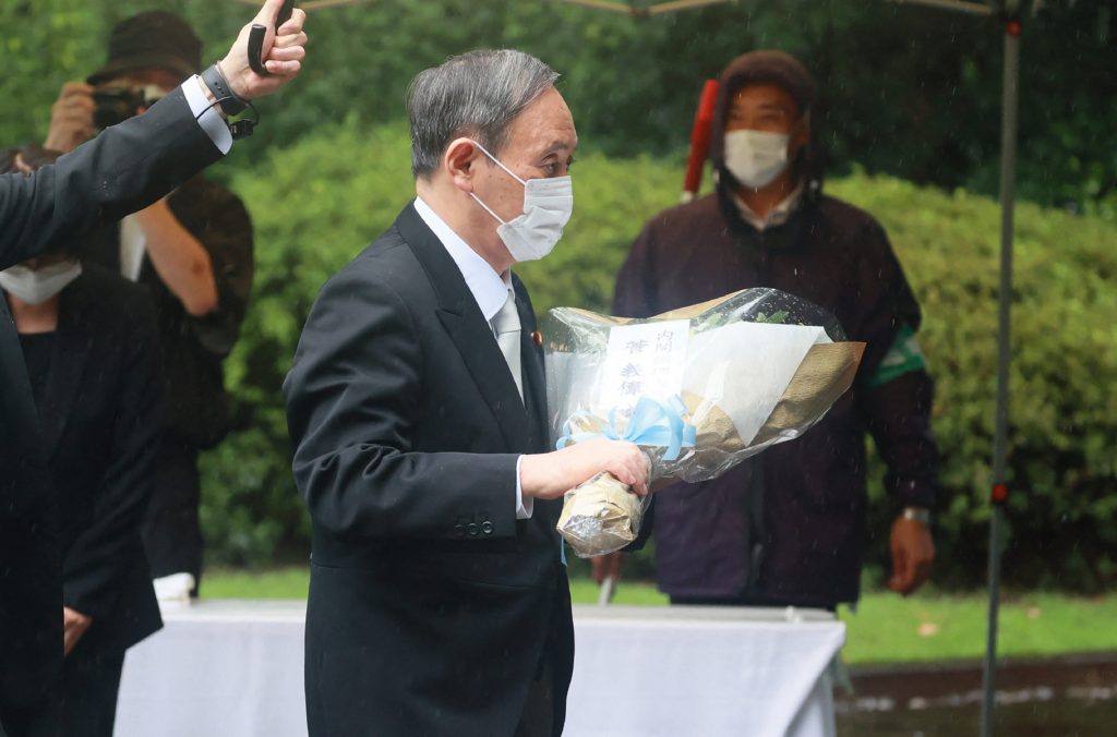 菅首相の式辞は、昨年の追悼式の安倍晋三前首相のものとほとんど変わらず、戦時中の日本の過去に対し、前年に続き「深い反省」を表明した今上天皇の言葉を繰り返した。（AFP）