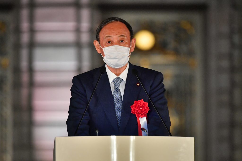 安倍晋三氏が体調不良を理由に辞任した後、昨年9月に総裁に就任した菅氏は、来月末で任期満了となる。（AFP）