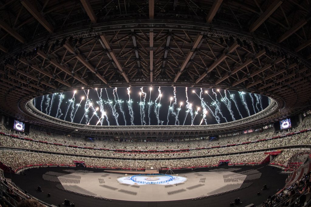 8月24日、花火で打ち上げられた東京パラリンピック競技大会の開会式。（AFP通信）