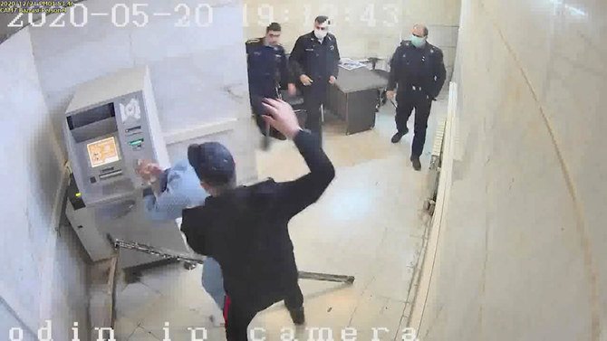 イラン・テヘランのエビン刑務所で、看守が囚人を殴る様子を撮影した映像のシーン(AP通信経由でアリーの正義が提供)