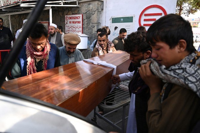 爆発で亡くなった数十人のアフガニスタン人の葬儀は、その人たちが希望していた脱出が続くなかで行われた。（AFP）