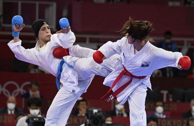 東京2020オリンピック女子組手61キロ超級空手競技の決勝戦でイリーナ・ザレツカ選手を2対0で破って、エジプトに栄光の金メダルをもたらしたフェルヤル・アブデラジズ選手。(AFP)