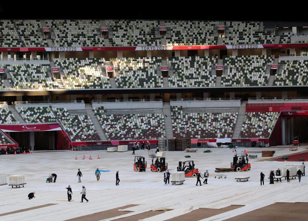 2021年8月10日、東京2020オリンピック・パラリンピックのメイン会場である国立競技場で働く人たち。（ファイル・写真／ロイター）