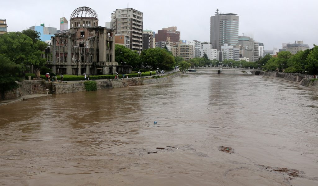 土砂崩れを引き起こした豪雨に見舞われたため、2021年8月13日、気象庁は、西日本に特別警報を発表した。（写真／EPA）