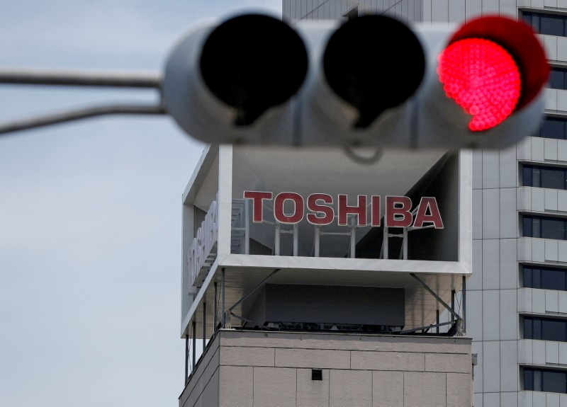 東京のビルの屋上にある信号機の横に見えるのは、株式会社東芝のロゴ。2021年6月11日(ファイル 写真/ロイター)