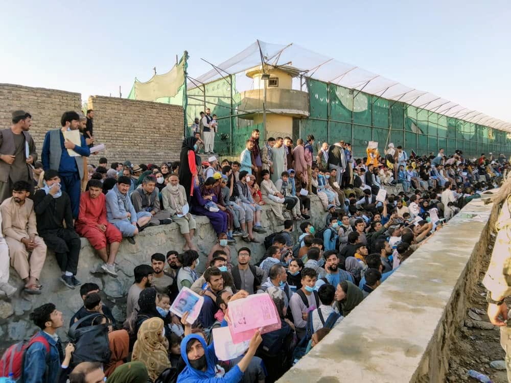 2021年8月25日、SNSで入手したこの写真では、アフガニスタンのカブールの空港の外で大勢の人々が待っている。（資料写真/ツイッター、ロイター通信経由）