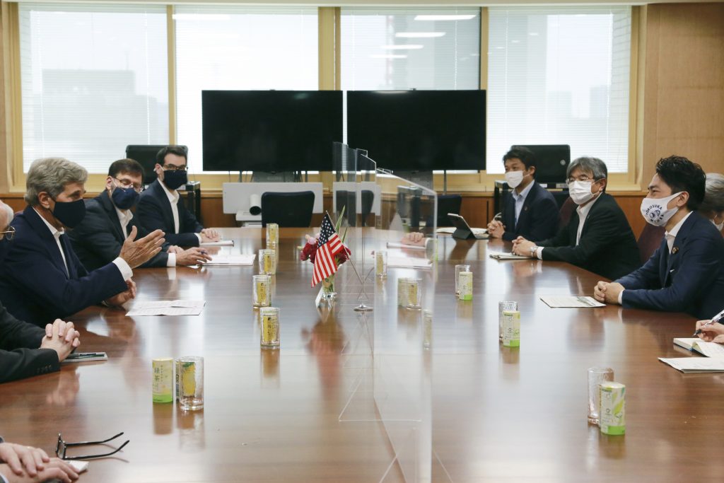 2021年8月31日、都内の環境省にて小泉進次郎環境大臣（右）と会談を行うジョン・ケリー気候変動問題担当米大統領特使（左）。(写真提供/AP)