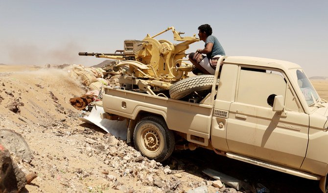 マアリブで行われたフーシ派戦闘員との戦闘中に、前線で車載武器を撃つイエメン政府軍の兵士。（資料写真：ロイター通信）