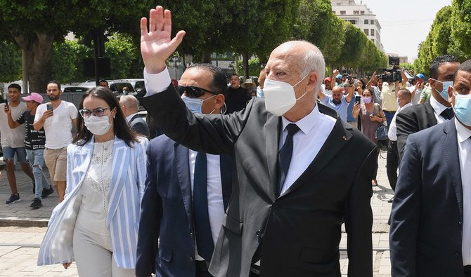 8月1日日曜日、首都チュニスのブルギバ通りを歩きながら街の人々に手を振るチュニジアのカイス・サイード大統領。(AP)
