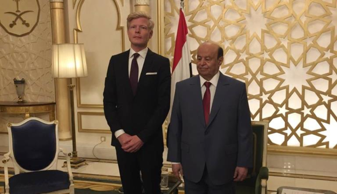 ハンス・グルンドベリ氏は、2019年9月から駐イエメン欧州連合大使を務めている。アブドラッボ・マンスール・ハーディ大統領と写真に写るグルンドベリ氏。（資料写真/ツイッター/@EUinYemen）