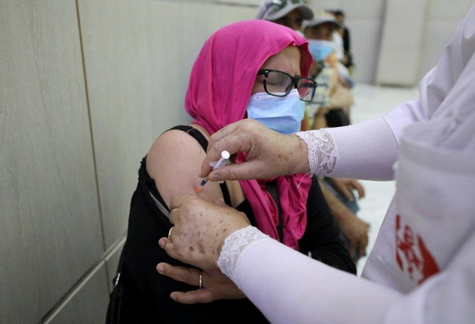 2021年8月1日、チュニジアのチュニスのワクチン接種センターで新型コロナウイルスワクチンを受ける女性。（資料写真/ロイター通信）