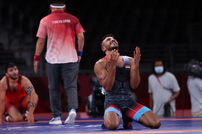 2021年8月3日、東京の幕張メッセで行われた東京2020五輪大会のレスリング男子グレコローマン67キロ級準々決勝で、エジプトのモハメド・イブラヒム・エルサイド選手（青）が、アルメニアのカレン・アスラニャン選手に勝利した後、リアクションを示す。（AFP）