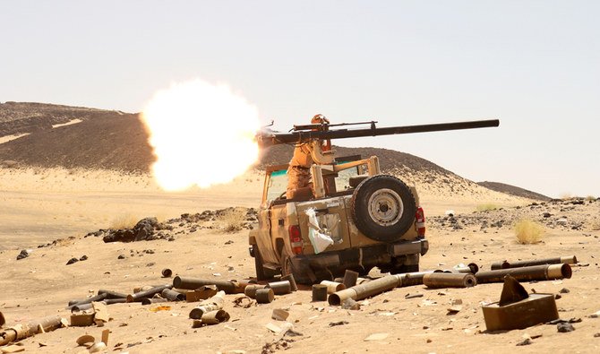 2021年3月9日、イエメンのマアリブでのフーシ派戦闘員との戦闘中に、前線の陣地で車載兵器を発射するイエメン政府の戦闘員。（ロイター通信）