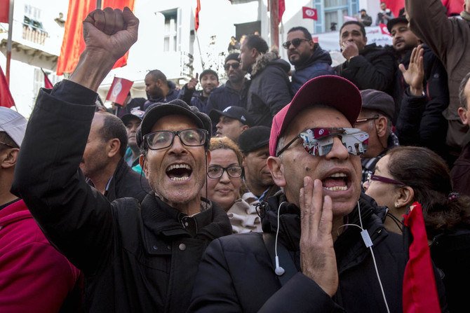 チュニジアで最も強力な政治勢力の1つ、チュニジア労働総同盟（UGTT）の支持者たち。（ファイル写真：AP）