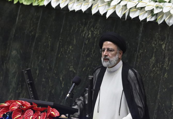 2021年8月5日木曜日、イランのテヘランの国会で行われた式典で、大統領としての宣誓を行った後に演説するイブラヒム・ライシ大統領。(AP通信)