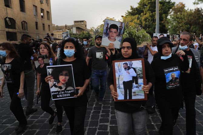 地元当局の捜査が停滞する中、正義を求める活動の一環として、昨年2020年8月に発生したベイルート港の爆発事故で死亡した犠牲者の親族たちが、ベイルートで肖像を掲げている。（AP通信）