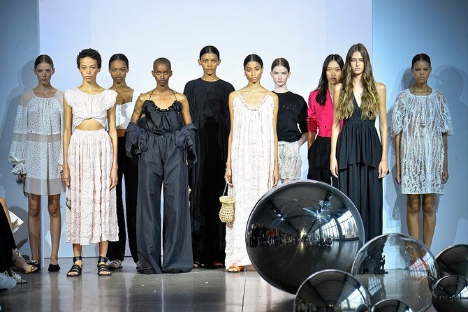 ニューヨーク・ファッションウィークで披露された「Noon by Noor」2020年春プレタポルテコレクション。(ゲッティイメージ)