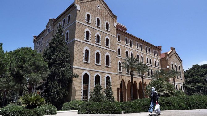 2020年6月22日、中東でも最古で最も高名な教育機関のひとつ、ベイルート・アメリカン大学（AUB）のキャンパスを歩く女性。（AP）