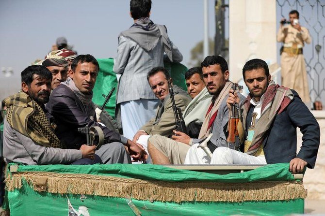 イエメンの石油資源が豊富なマアリブ県で行われた政府軍との戦闘で死亡したフーシ派の葬儀に参加した後の武装勢力フーシ派。2021年2月20日、イエメン、サヌア。（ロイター）