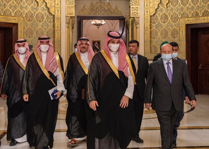 サウジアラビアの国防副大臣を務めるハリド・ビン・サルマン王子とリヤドで会談するイエメンのアブドラッボ・マンスール・ハーディ大統領。（Twitter/@kbsalsaud）