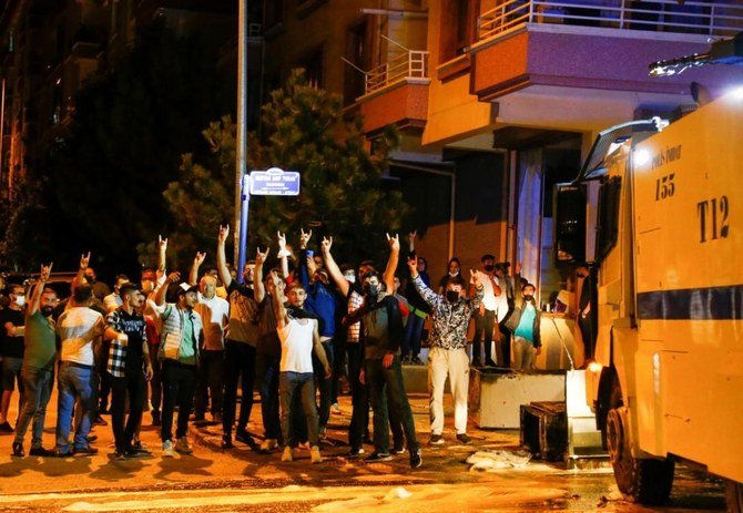 アンカラの難民に対する暴動でジェスチャーをする国家主義のデモ参加者ら。(File/ロイター通信)