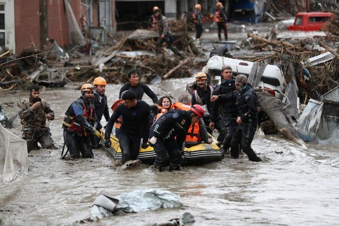 トルコの黒海沿岸地域の町を襲った鉄砲水の中、捜索救助隊が地元民を避難させる。カスタモヌ県の町、ボズクルトにて。2021年8月12日。（ファイル/ロイター）