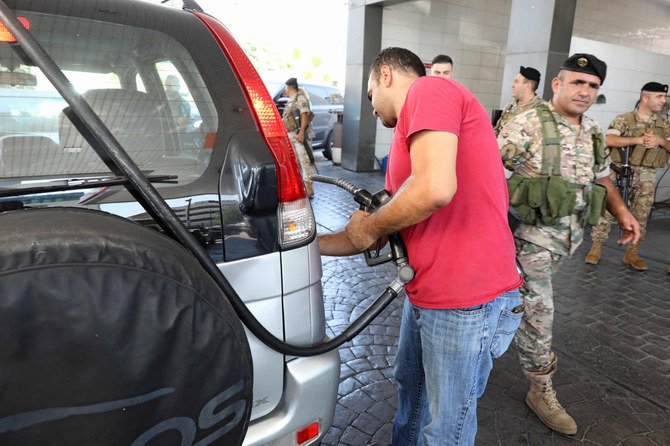 レバノンでは、数ヵ所の給油スタンドを強制的に再開させるべく兵士が配属された。2021年8月14日、首都ベイルートのガソリンスタンドに兵士たちがいる様子。（AFP）