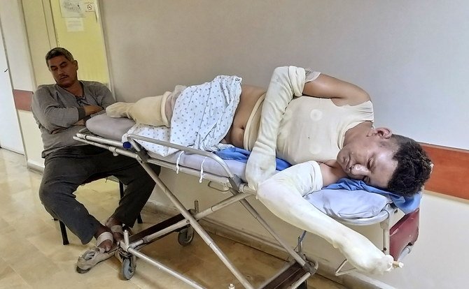 2021年8月15日、アッカールで起きた燃料トラック爆発事故で負傷した男性が、レバノン北部トリポリの病院で治療を受けている。(ロイター)